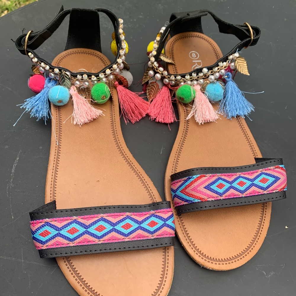 NWT Refresh Women’s size 8 charm snd tassel sandal